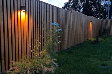 Voit rakentaa itse tyylikkään meluaidan, jossa on pystylaudoitus. Voit rakentaa itse tyylikkään meluaidan, jossa on pystylaudoitus.